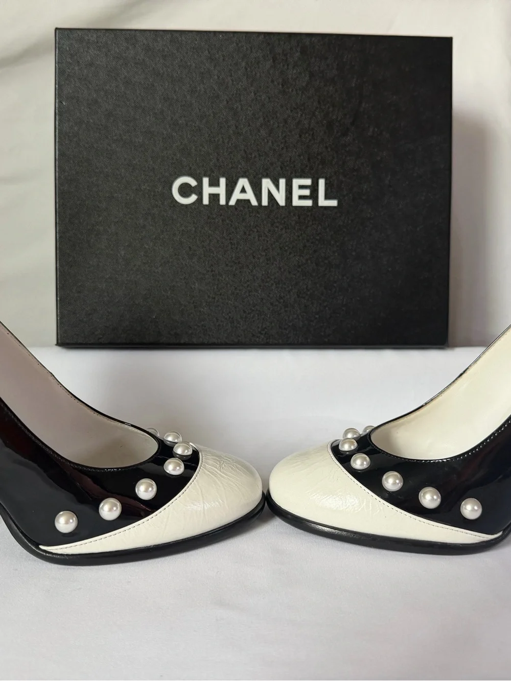 Authentic Chanel Pearl Cap Toe Block Heel Pumps Black/White Sz 38